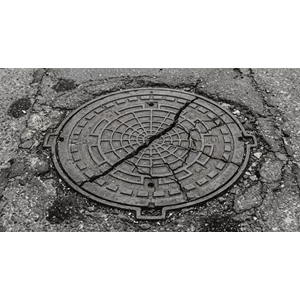 manhole cover yang retak