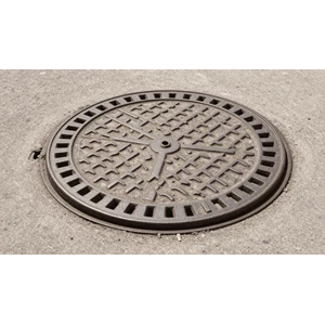 manhole cover terpasang di jalan