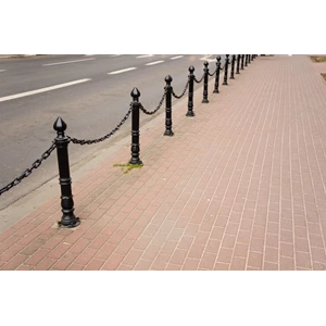Perbandingan Material yang Paling Tahan Lama untuk Bollard Trotoar