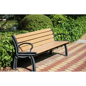 Seni Kustom dalam Kursi Taman Besi yang Unik